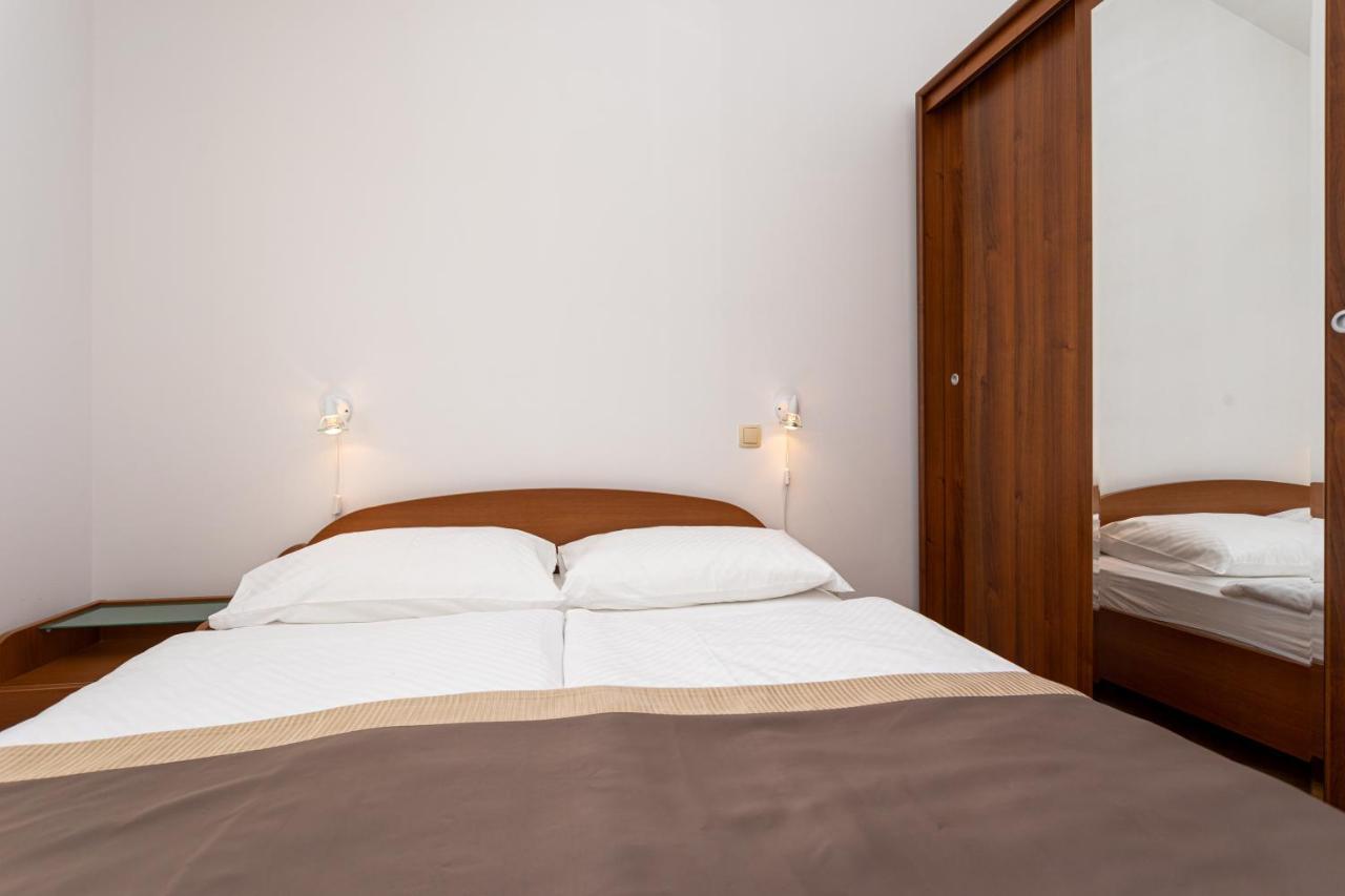 Apartments Crnekovic IV Baska  Bagian luar foto