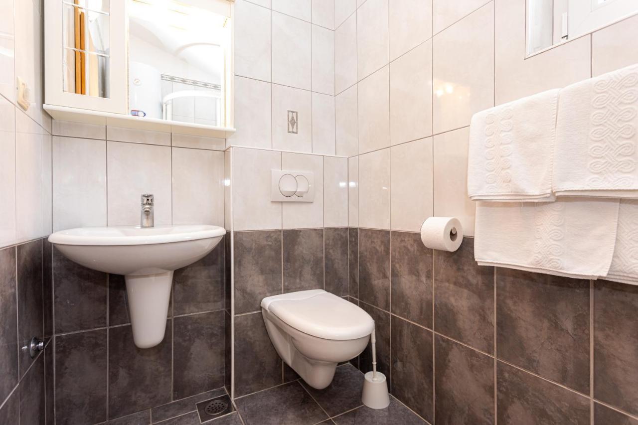 Apartments Crnekovic IV Baska  Bagian luar foto