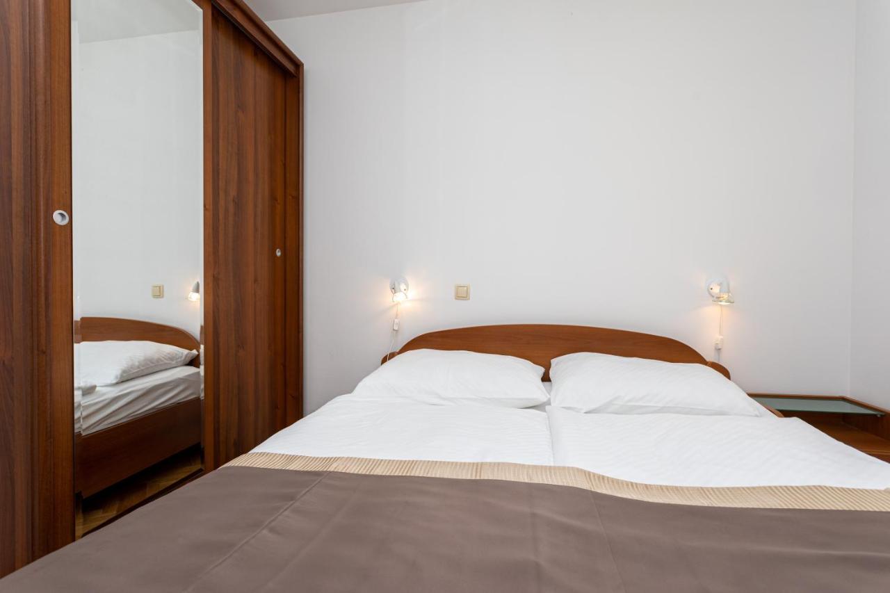 Apartments Crnekovic IV Baska  Bagian luar foto