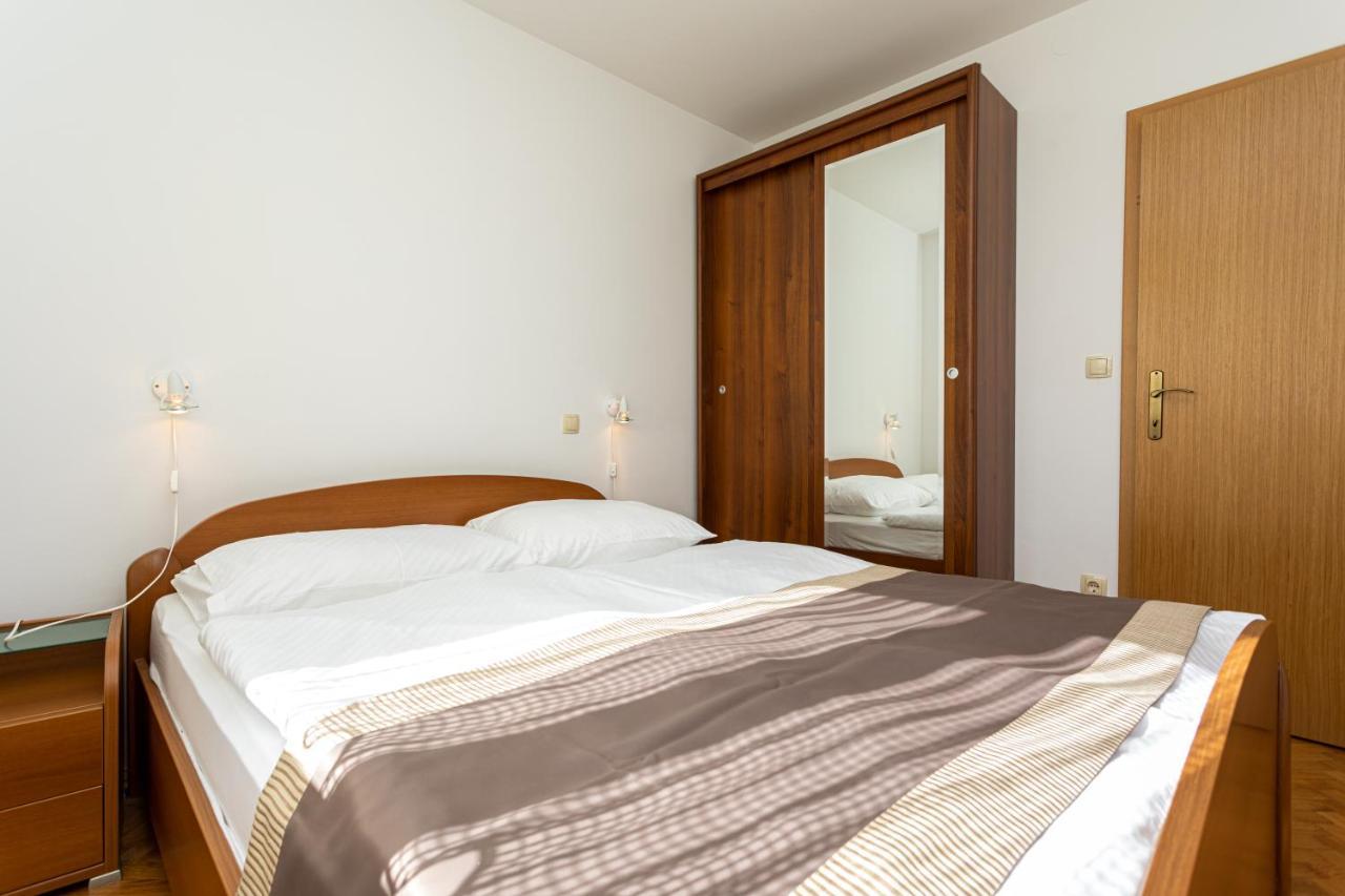 Apartments Crnekovic IV Baska  Bagian luar foto