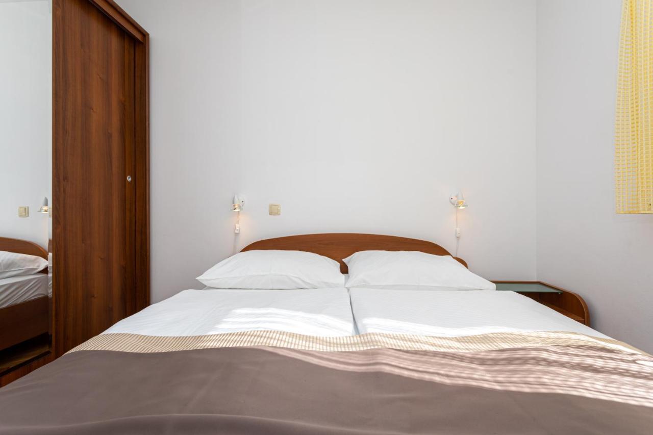 Apartments Crnekovic IV Baska  Bagian luar foto